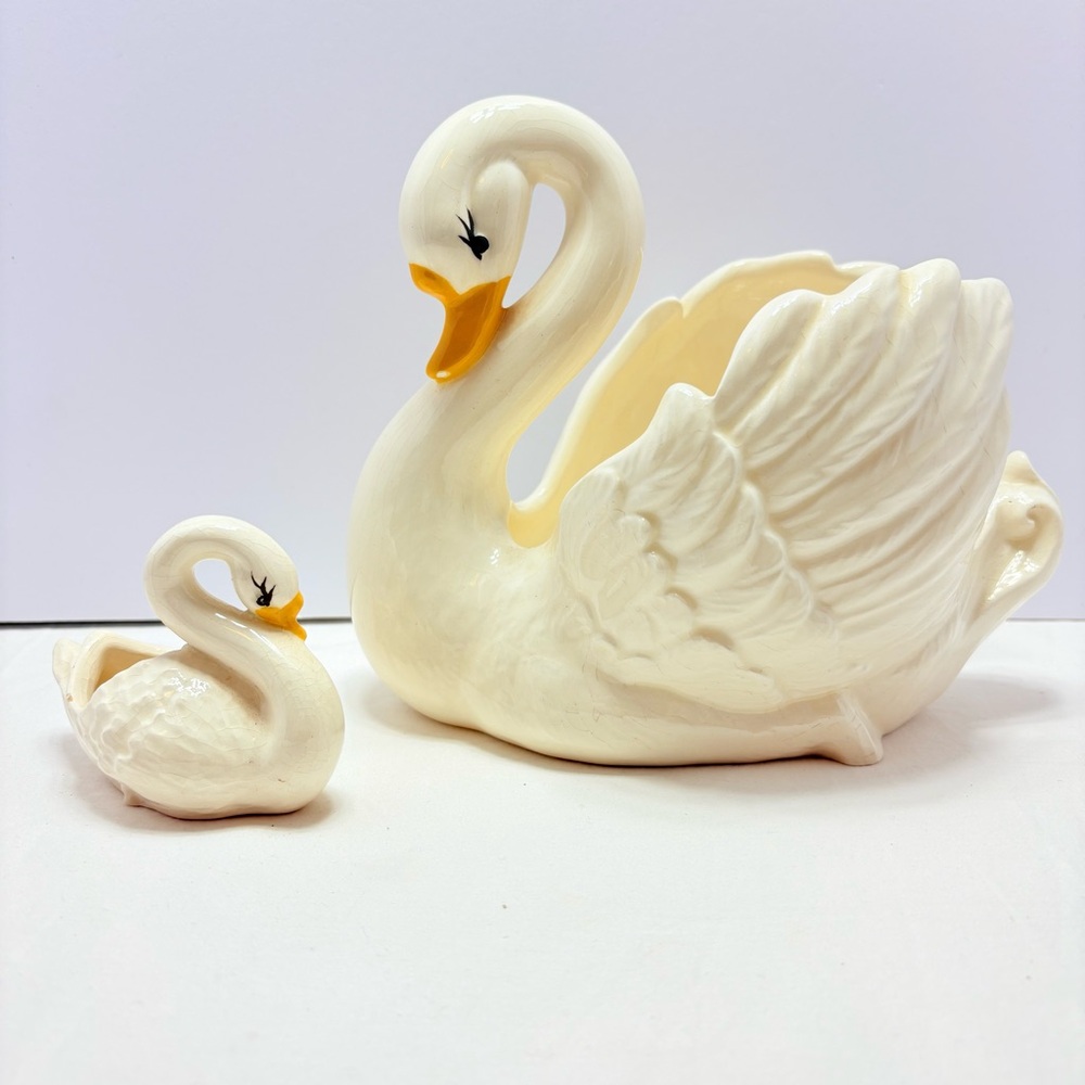 Charming Cream Swan Figurines